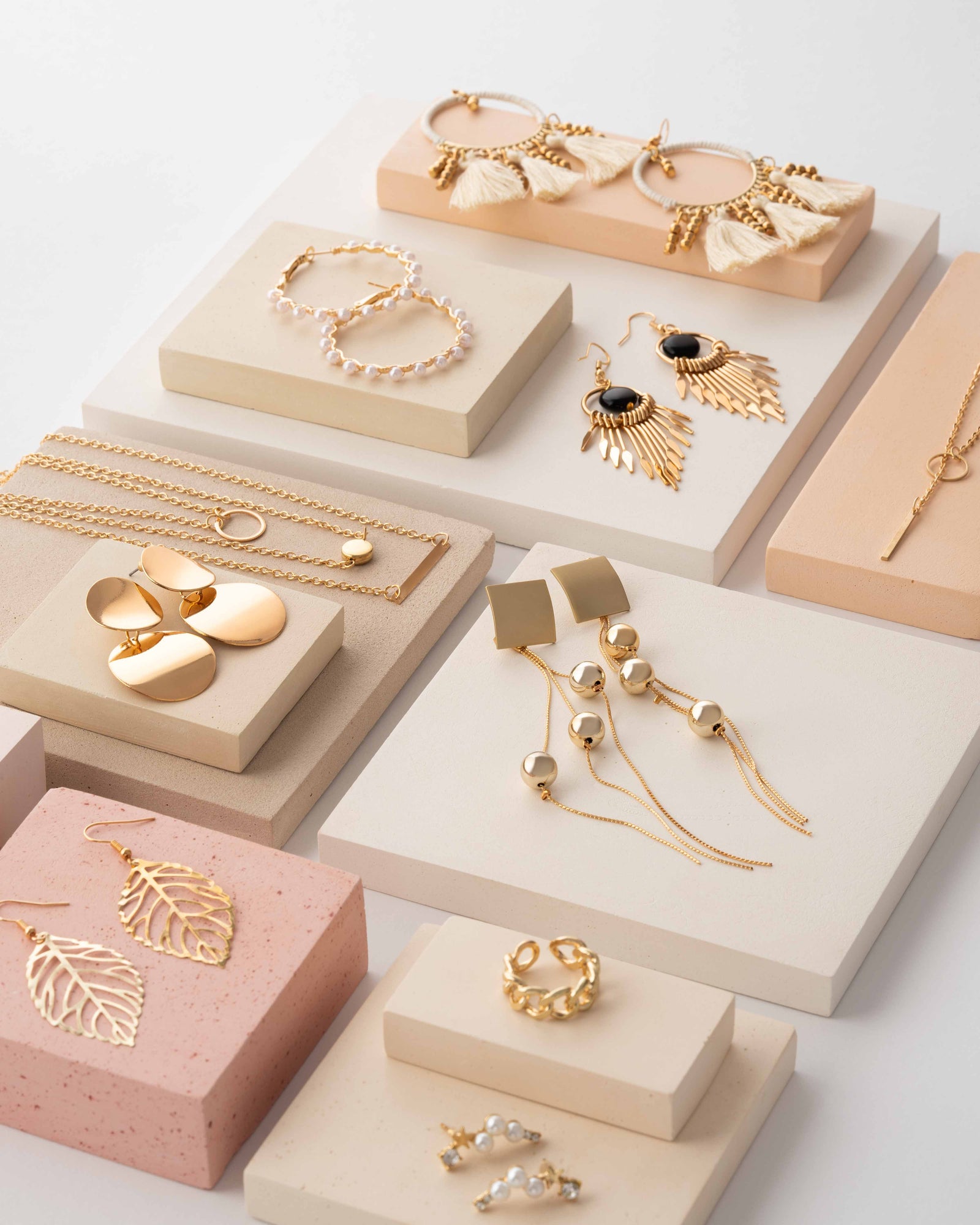 Betonvton mineral display blocks presenting a coordinated jewelry collection