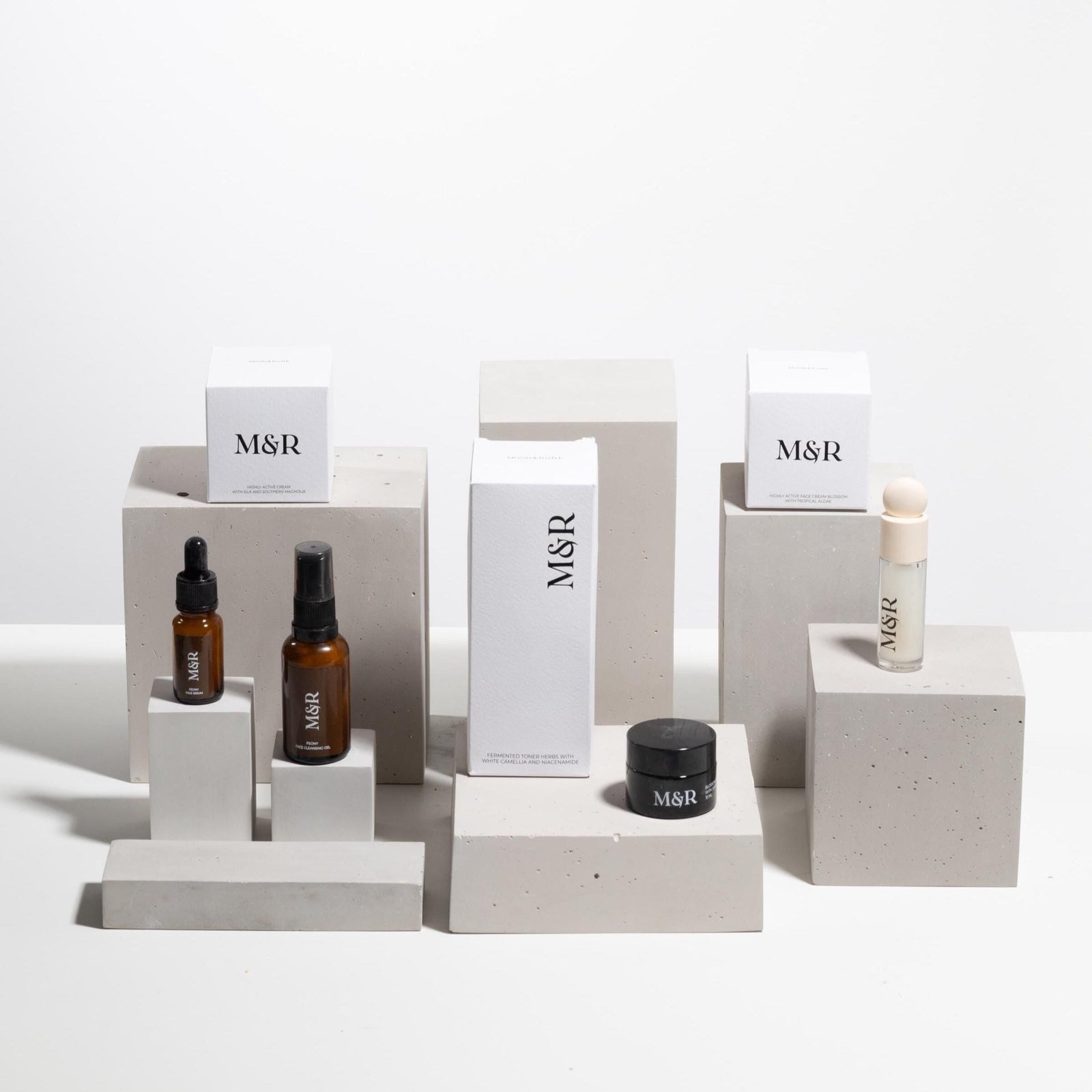 Betonvton modular cosmetic podium display set styled with skincare products for beauty salons and studios