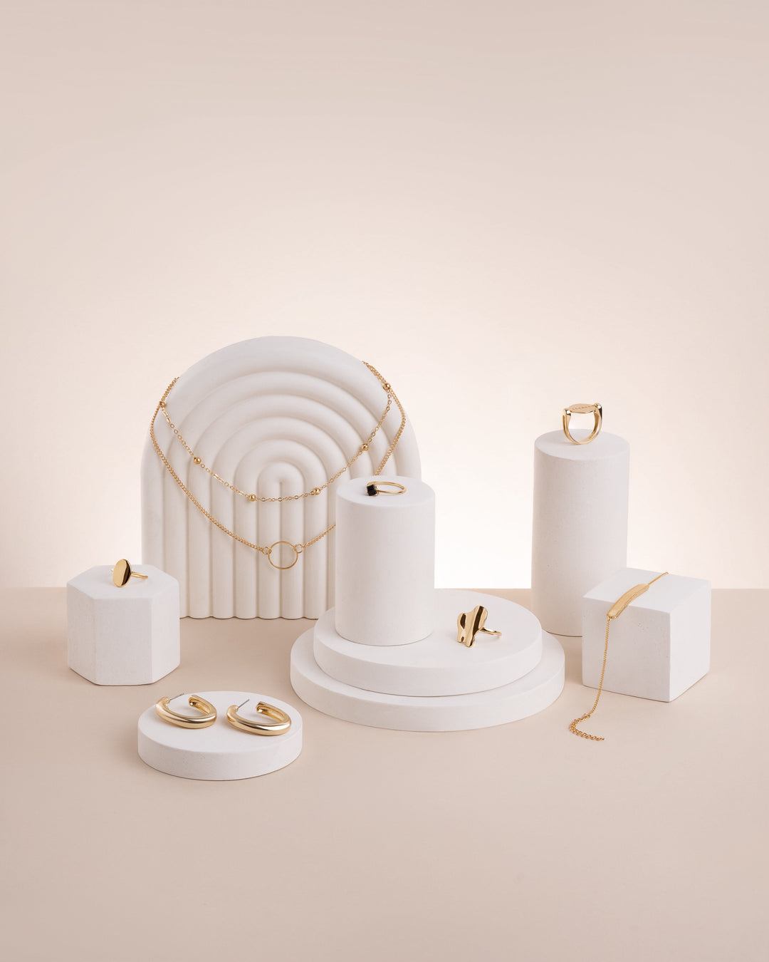 How to Make a Jewelry Display Look Luxurious Without Looking Expensive