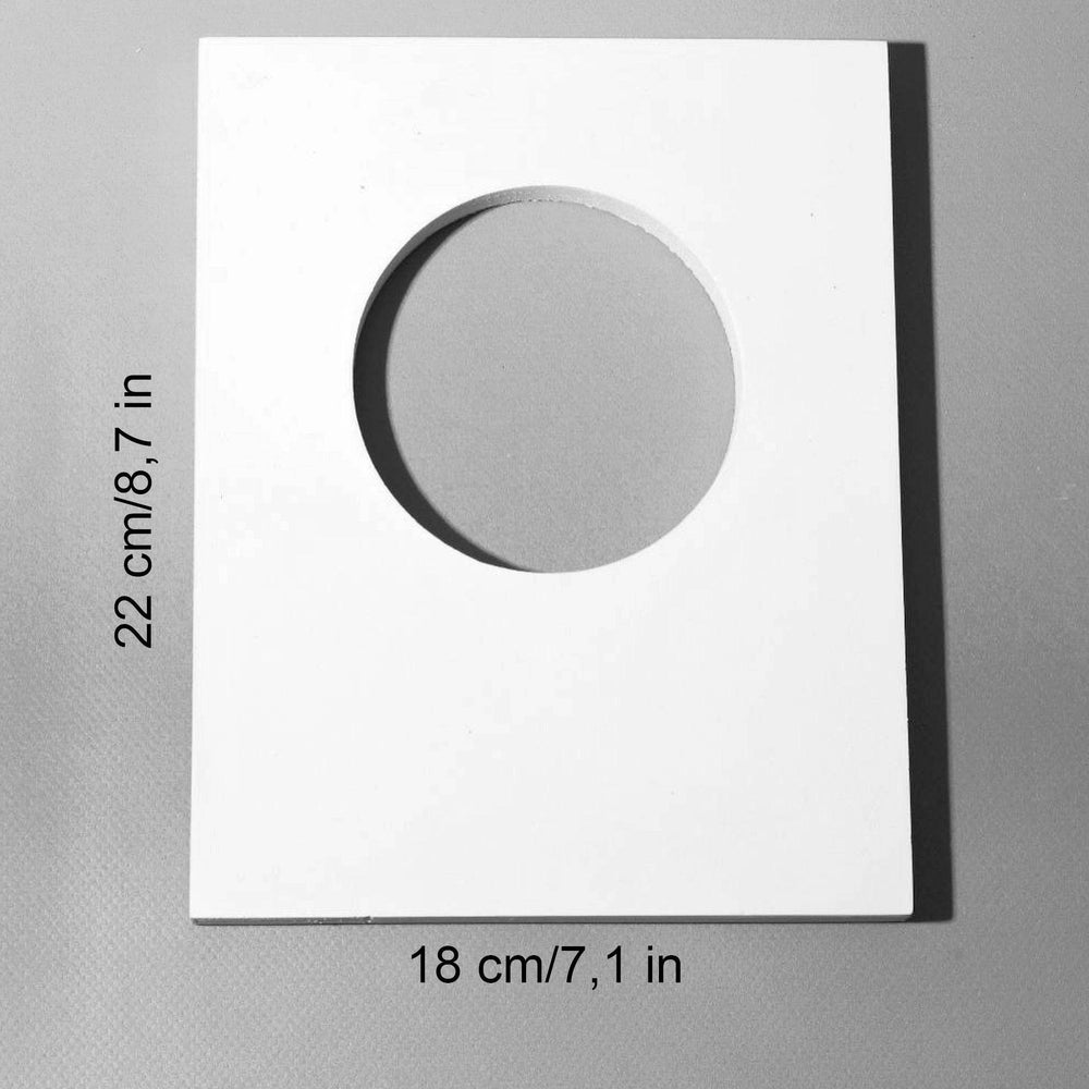 Sculptural styling panel with circular cut-out, 22 cm high and 18 cm wide, for product photography