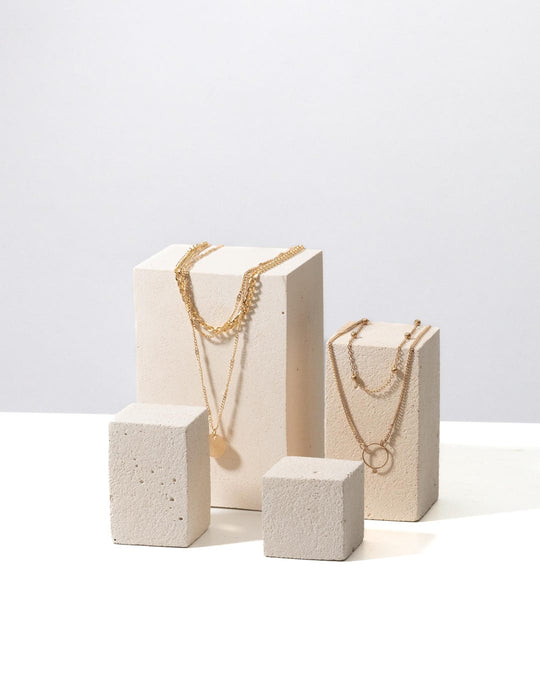 Set de quatre blocs texturés pour comptoir à bijoux en blanc cassé