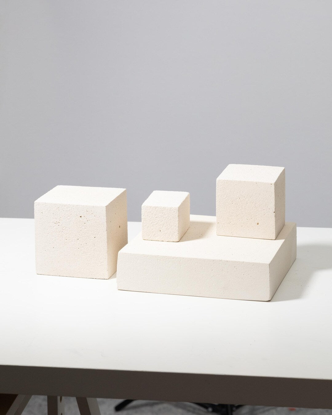 Set de quatre podiums de présentation texturés en blanc doux