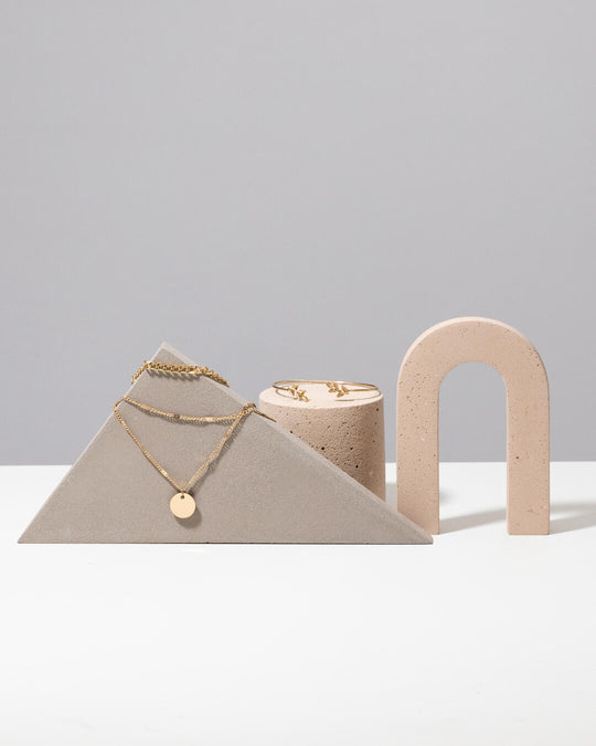 Set de trois formes de présentation : arche, cylindre et triangle