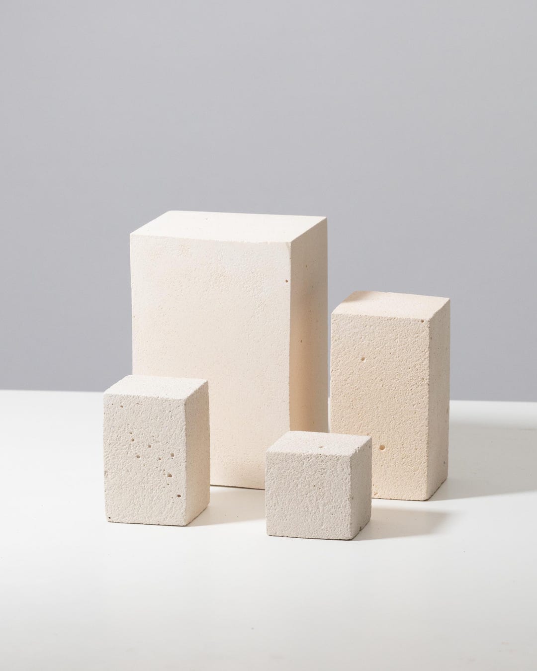 Set de quatre blocs texturés pour comptoir à bijoux en blanc cassé