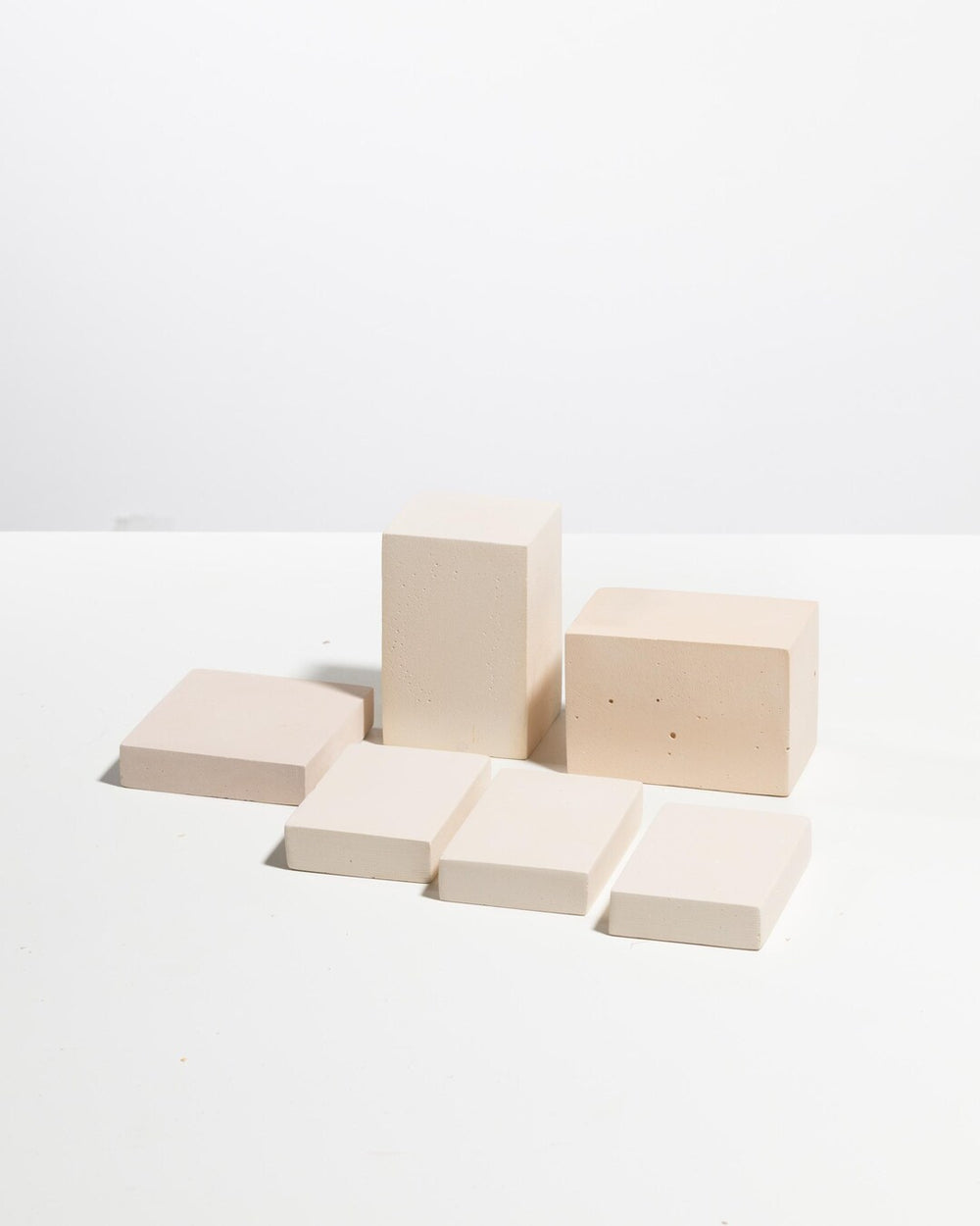 Set de six blocs de présentation de bijoux en béton beige clair
