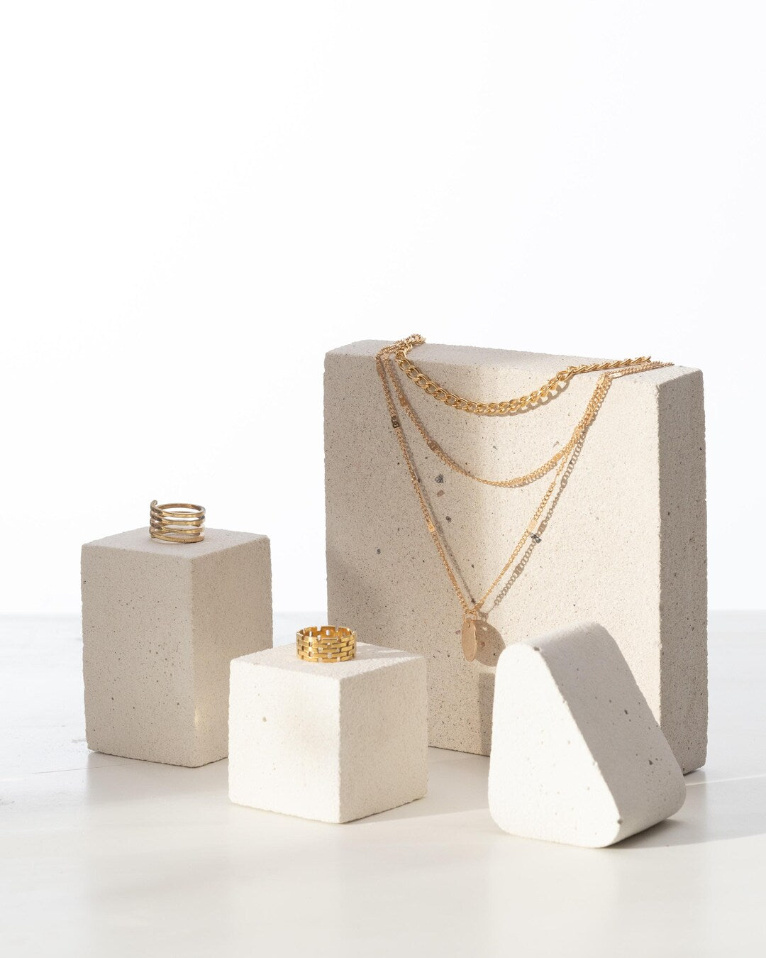 Strukturiertes Schmuck-Display-Würfel-Set, 4-teilig, in Cremeweiß